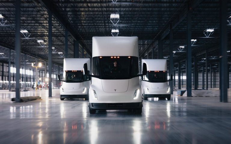 Tesla’s Electric Semi Truck Enters Mass Production | auto connected car ...